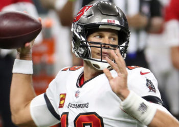 Seven-Time Super Bowl Champion Tom Brady Gives a Bitcoin to a Buccaneers Fan – Bitcoin News