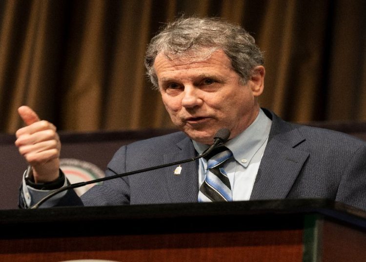 US Senator Challenges Apple and Google about Fraudulent Crypto Apps