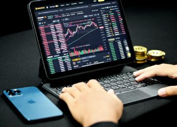 3 Cryptos Making Waves in Bear…