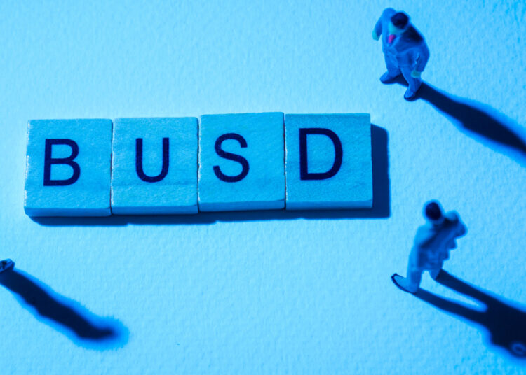 BUSD Stablecoin Drops from Top 10 Crypto Assets Amid Significant Decrease in Dominance – Altcoins Bitcoin News