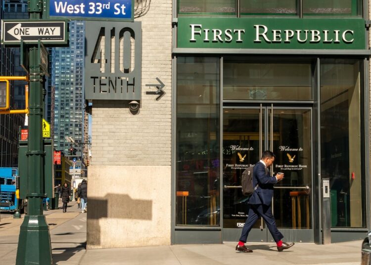 US Banking Industry Still Struggling as First Republic Bank Shares Plummet by Over 30% – Bitcoin News