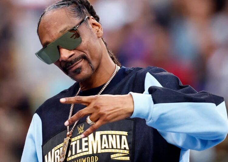 Snoop Dogg Sports Blinged-Out Crypto Hardware Wallet at Wrestlemania 39 – Bitcoin News