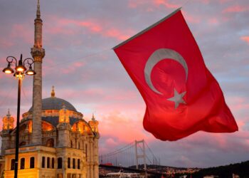Turkish Residents Flock to Crypto, Bitcoin and USDT, Amid Lira Collapse and Inflation Concerns