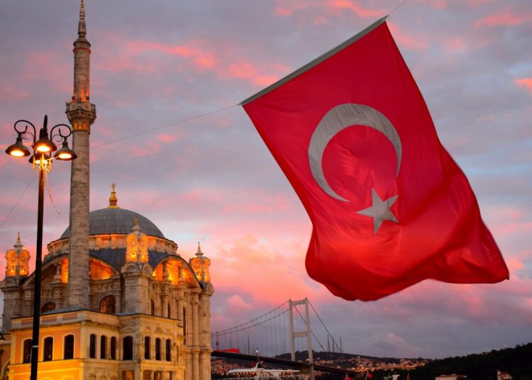Turkish Residents Flock to Crypto, Bitcoin and USDT, Amid Lira Collapse and Inflation Concerns