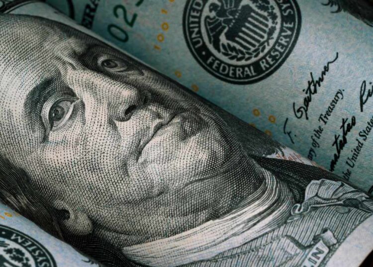 Fed Governor Discusses Crypto’s Impact on US Dollar Dominance — Says Banks Should Avoid Bitcoin ETFs as Primary Asset