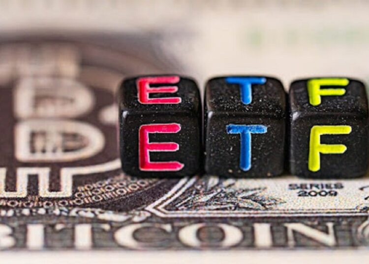 Bitcoin ETFs Bounce Back After $1 Billion Loss, This AI Altcoin Eyes Superior Gains Over Bitcoin