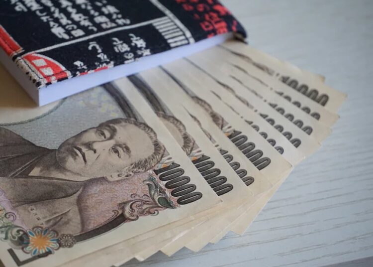 Japanese Yen Tumbles to 34-Year Low Against Soaring US Dollar