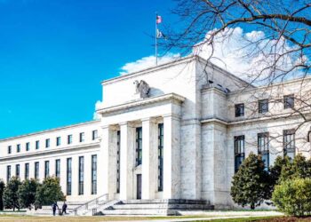 Peter Schiff Urges the Fed to Raise Rates and Let Markets Crash